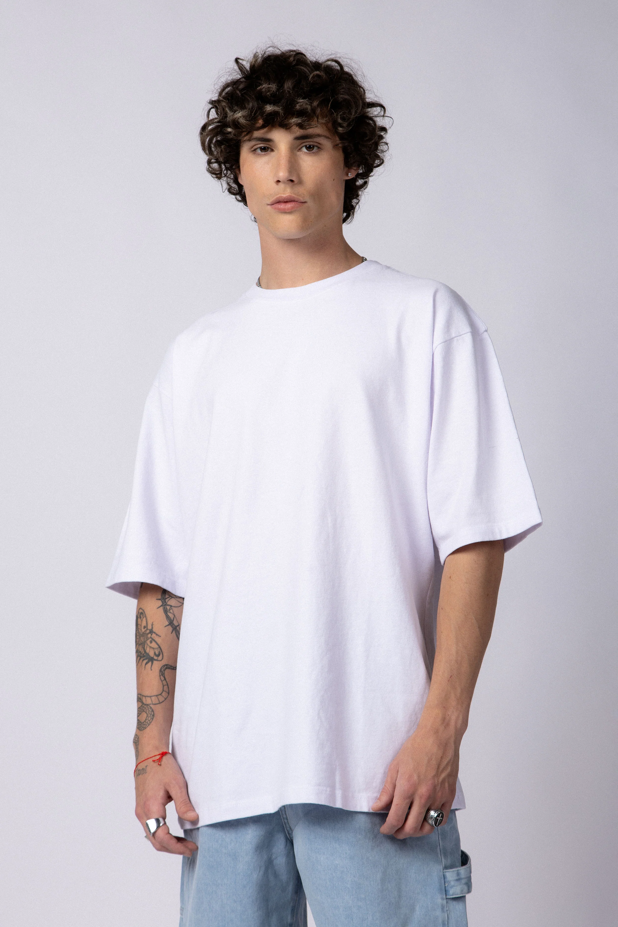 Remera Over Carl Blanca - Image 4